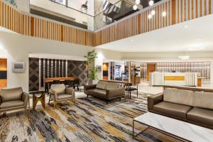 Χώρος καθιστικού στο Crowne Plaza Seattle Newly Renovated with No Resort Fee
