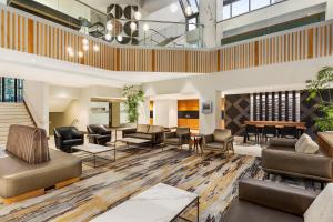 Χώρος καθιστικού στο Crowne Plaza Seattle Newly Renovated with No Resort Fee