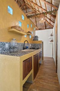 een keuken met een spoelbak en een aanrechtblad bij Panchos Paradise Cabaña Parota in Puerto Vallarta +12 foto's