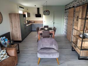 Kuchyňa alebo kuchynka v ubytovaní Appartement vue étang et port de Dahouët