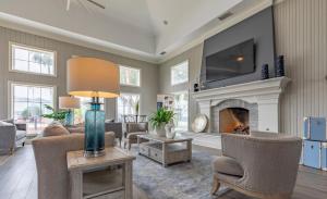 Sleepover 1BD 1BA Corpus Christi Apartments في كوربوس كريستي: غرفة معيشة مع مدفأة وتلفزيون