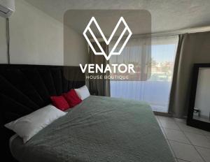 a bedroom with a bed with two red pillows at 1 VENATOR House Boutique in León