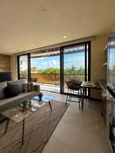 Μπαλκόνι ή βεράντα στο BOHO Loft Steps from the Beach +45 φωτογραφίες