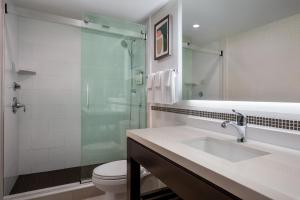 Koupelna v ubytování Holiday Inn Hotel & Suites St.Catharines-Niagara by IHG