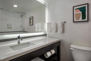 Koupelna v ubytování Holiday Inn Hotel & Suites St.Catharines-Niagara by IHG
