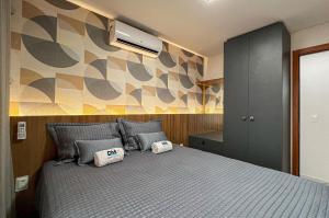 ein Schlafzimmer mit einem Bett mit zwei Kissen darauf in der Unterkunft Charmoso Bessa 200m da Praia 2 Quartos 5 Pessoas in Nossa Senhora do Livramento + 29 Fotos