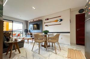 ein Wohnzimmer mit Tisch und Stühlen in der Unterkunft Charmoso Bessa 200m da Praia 2 Quartos 5 Pessoas in Nossa Senhora do Livramento