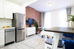 A kitchen or kitchenette at 240-5 NEW Prime Location Studio W&D in unit