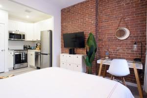 A kitchen or kitchenette at 240-5 NEW Prime Location Studio W&D in unit Még 24 kép