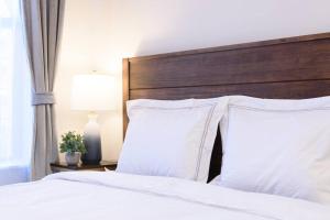 A bed or beds in a room at 240-5 NEW Prime Location Studio W&D in unit