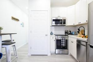 A kitchen or kitchenette at 240-5 NEW Prime Location Studio W&D in unit