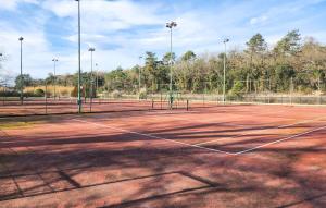 Tenis alebo squash v ubytovaní 2 Bedroom Nice Home In Puig Ventos alebo jeho okolí