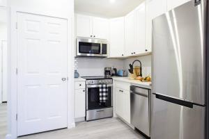 A kitchen or kitchenette at 240-5 NEW Prime Location Studio W&D in unit