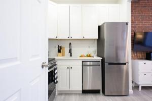 A kitchen or kitchenette at 240-5 NEW Prime Location Studio W&D in unit