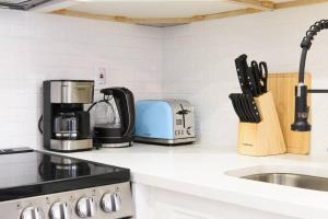 A kitchen or kitchenette at 240-5 NEW Prime Location Studio W&D in unit