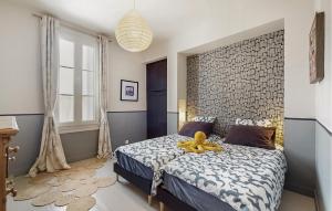 Ένα ή περισσότερα κρεβάτια σε δωμάτιο στο Amazing Home In Saint-Georges-De-Didon