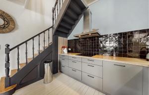 Η κουζίνα ή μικρή κουζίνα στο Amazing Home In Saint-Georges-De-Didon