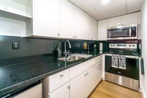 Køkken eller tekøkken på CHIC AND COZY 1 Br and 1Bth Suite on Collins Ave