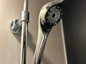 un gros plan d'une pomme de douche dans l'établissement Hotel Cordia Osaka, à Osaka 45 autres photos