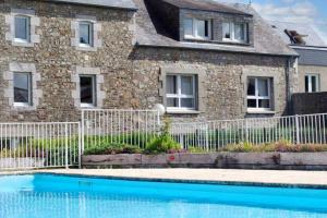 Bazén v ubytovaní Appartement familial avec piscine à Montmartin-sur-Mer 54 m² alebo v jeho blízkosti