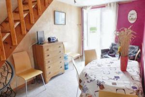 Posedenie v ubytovaní Appartement familial avec piscine à Montmartin-sur-Mer 54 m²