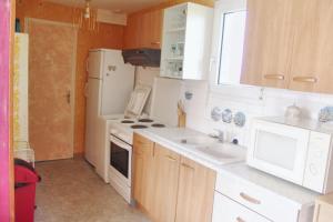 Kuchyňa alebo kuchynka v ubytovaní Appartement familial avec piscine à Montmartin-sur-Mer 54 m²