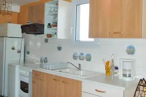 Kuchyňa alebo kuchynka v ubytovaní Appartement familial avec piscine à Montmartin-sur-Mer 54 m²