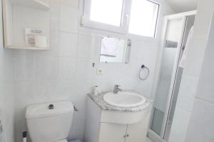 Kúpeľňa v ubytovaní Appartement familial avec piscine à Montmartin-sur-Mer 54 m² + 8 fotografií