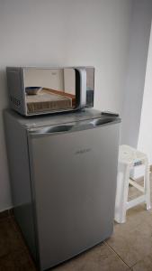 un microondas sobre una nevera en A18-Tu Ventana al Lago, en San Carlos de Bariloche 25 fotos más