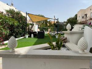 un jardín con una fuente en medio de un patio en Villa Marthan, en San Vito lo Capo