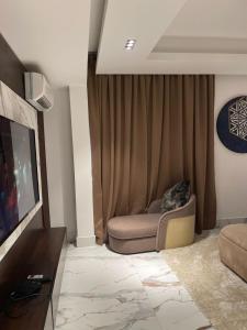 Ruang duduk di Sujimoto Residences MacDonald
