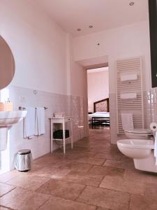 biała łazienka z umywalką i toaletą w obiekcie Masseria Sacramento w mieście Palagianello