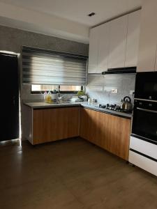 Dapur atau dapur kecil di Sujimoto Residences MacDonald