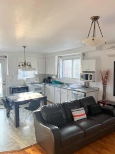 Η κουζίνα ή μικρή κουζίνα στο Cozy & spacious 3 BDR condo