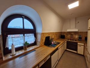 cocina con ventana grande y encimera en Stadtvilla Apartment mit Schlossblick, en Heidenheim an der Brenz