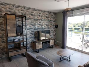 Televízia a/alebo spoločenská miestnosť v ubytovaní Appartement vue étang et port de Dahouët + 25 fotografií