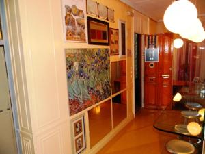 uma sala de estar com um quadro na parede em Hostal La Fontana em Madrid