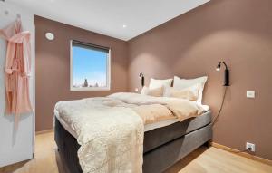 Postel nebo postele na pokoji v ubytování Upgraded 3 bedroom apartment, close to WC-25 + 7 fotografií