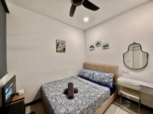 une chambre avec un lit avec un ours en peluche dessus dans l'établissement Couple Suite at Neu Suites near Gleneagles, à Kuala Lumpur 30 autres photos