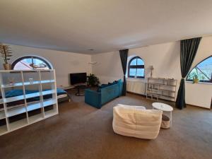 Habitación con 1 dormitorio con 1 cama y 1 sofá en Stadtvilla Apartment mit Schlossblick, en Heidenheim an der Brenz