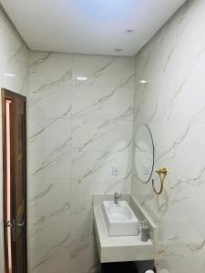 ManhãにあるRecanto dos Ipêsの洗面台と鏡のある白いバスルーム