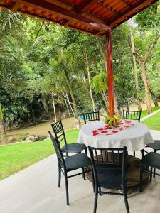 ManhãにあるRecanto dos Ipêsのガゼボ(テーブル、椅子付)