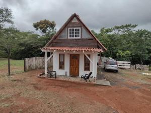 CocléLa Coneja的前面有一辆小房子,前面有一辆汽车