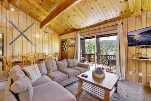 Μια τηλεόραση ή/και κέντρο ψυχαγωγίας στο Inspiration Point Retreat by Big Bear Vacations