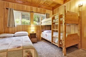 Ένα ή περισσότερα κρεβάτια σε δωμάτιο στο Inspiration Point Retreat by Big Bear Vacations