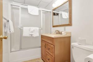 Ένα μπάνιο στο Inspiration Point Retreat by Big Bear Vacations +16 φωτογραφίες