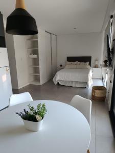 Giường trong phòng chung tại Monoambiente Plaza Mitre