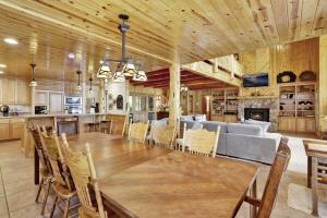 comedor y cocina con mesa y sofá en Eagle Point Lake House by Big Bear Vacations, en Big Bear Lake