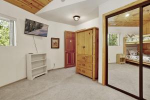 Un dormitorio con una cama, una cómoda y un espejo. en Eagle Point Lake House by Big Bear Vacations, en Big Bear Lake