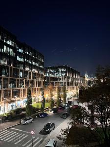eine Stadt in der Nacht mit Autos auf einem Parkplatz in der Unterkunft Central Premium Apartment in Iaşi
